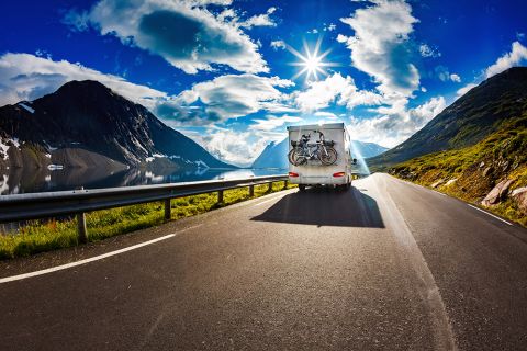Bild: 2021-03/1000caravan-car-travels-on-the-highway-pwsdjc2.jpg